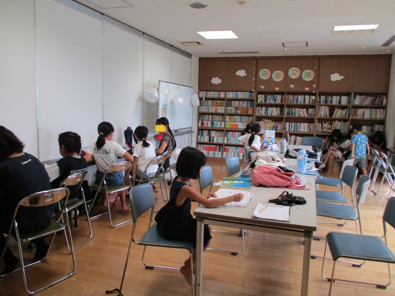昨年度の様子。児童等集会室に子どもたちがいて勉強しています。