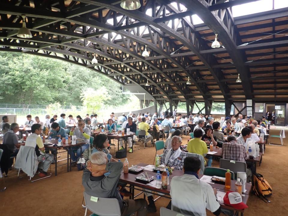 昼食をとりながら地元の方と交流会