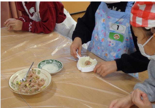 水餃子を作る子どもの手